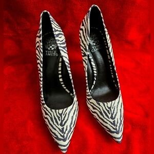 Vincent Camuto Kamerna3 Pumps, Size 9.5M. Black & White Tigre Lizard colors.